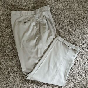 Men’s Van Heusen pleated front dress pant.  40/32 Beige